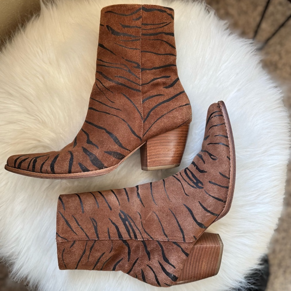 Matisse brand genuine leather Tiger stripe ladies Size 7.5 boots, made in Brazil